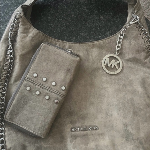 Michael Kors Chelsea Medium Distressed Handbag with matching wallet - Picture 4 of 7